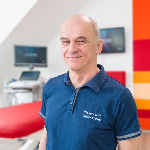 Der Kinderorthopäde Dr. Manfred Knye behandelt in seiner Privatpraxis in Isenbüttel im Landkreis Gifhorn Säuglinge, Kinder und Erwachsene.