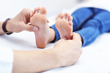 Der Kinderorthopäde untersucht, ob eine Fußfehlstellung vorliegt.